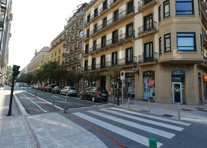 Modern & Spacious Near La Concha Bay San Sebastian